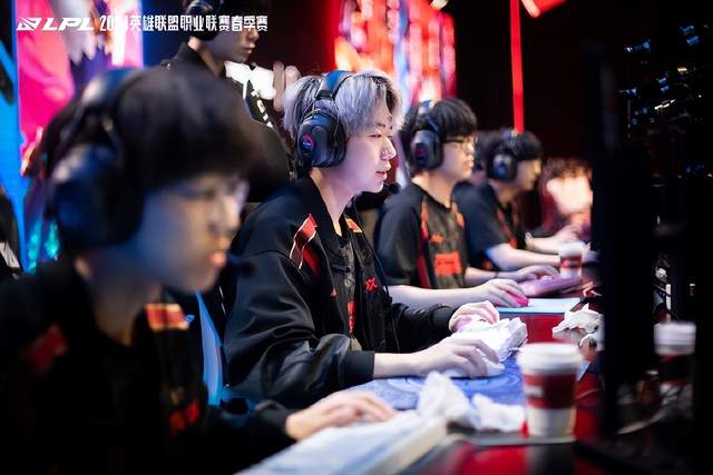 BLG绝杀FPX,Perkz操刀奇招英雄翻盘半决赛2:0(成都) BLG绝杀FPX,Perkz操刀奇招英雄翻盘半决赛2:0(成都)