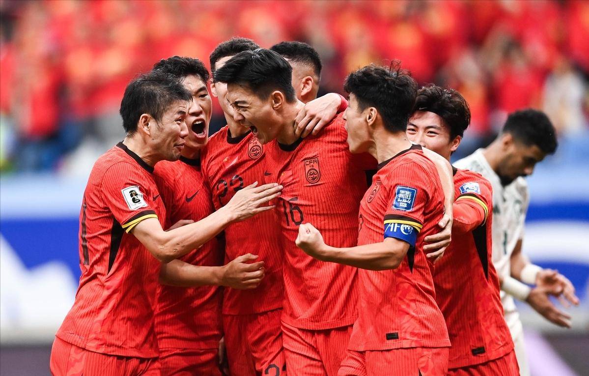 黑白直播体育-国际足球盛会上,中国队夺冠成功