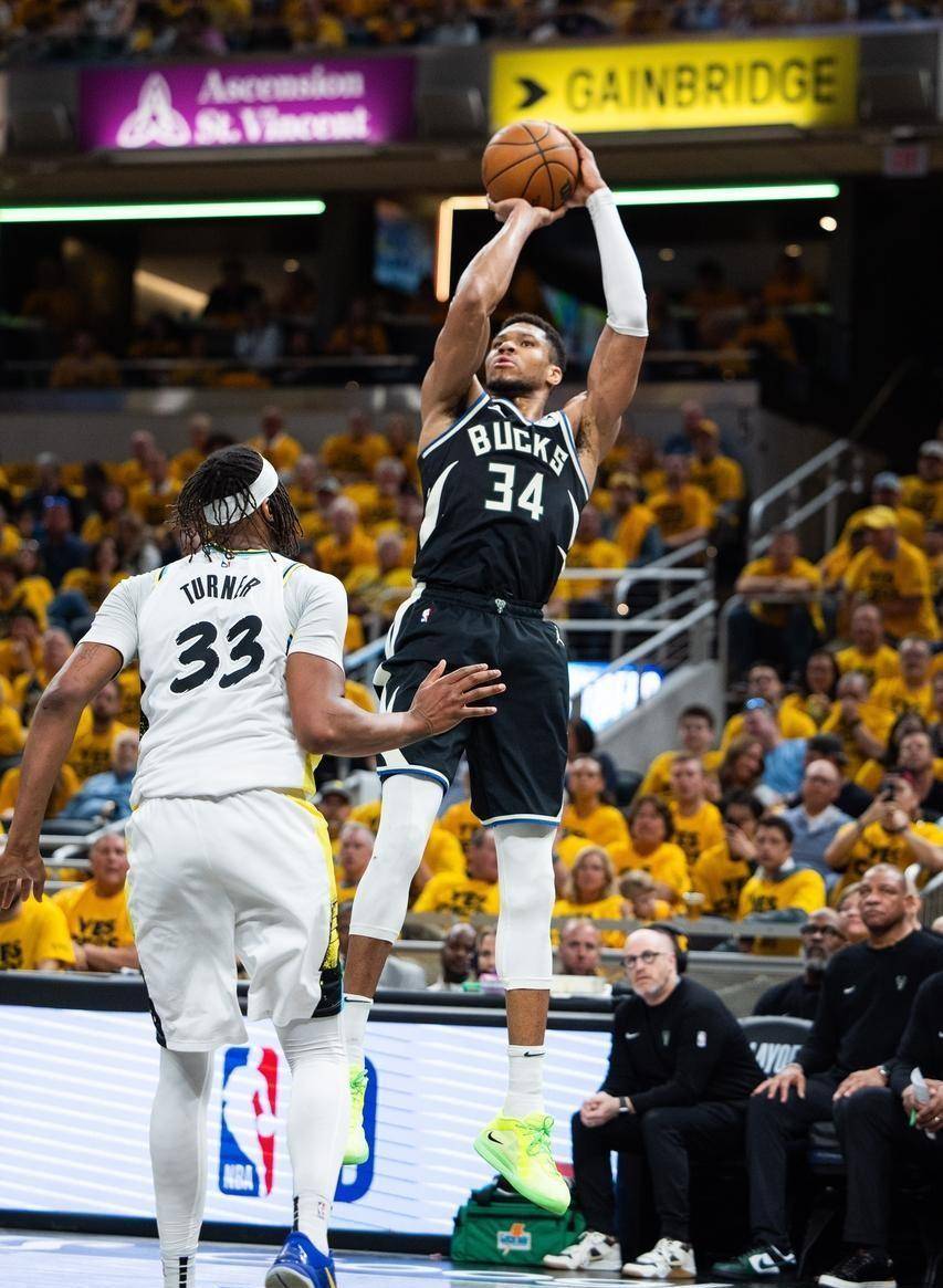 黑白直播nba-雄鹿主场击败尼克斯,字母哥发挥稳定