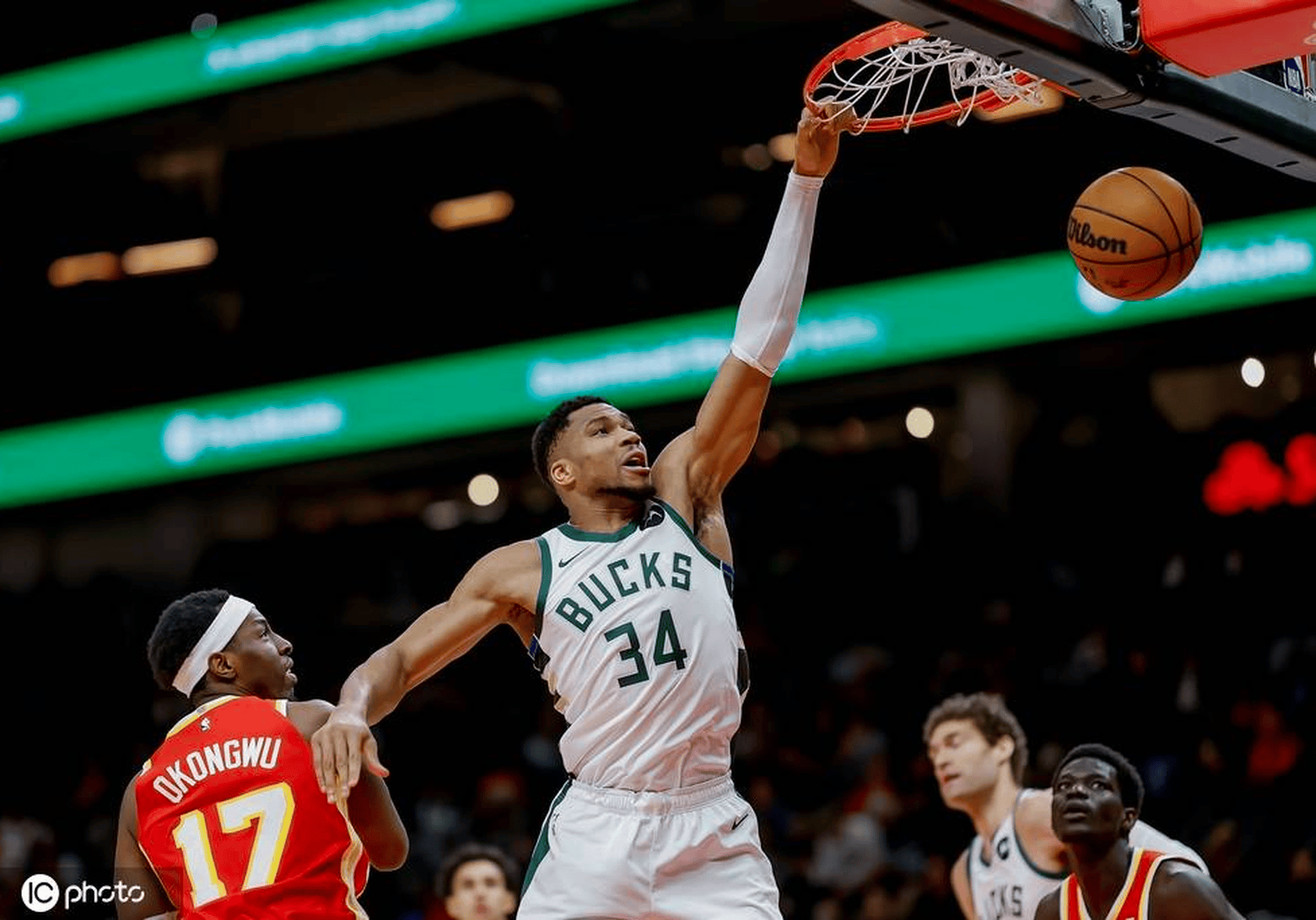 黑白直播在线观看nba-雄鹿战胜老鹰,保持不败纪录的简单介绍