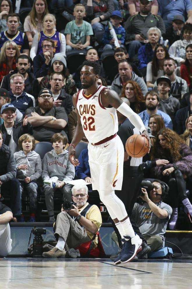 黑白直播在线观看-爵士客场逆袭骑士,豪取连胜