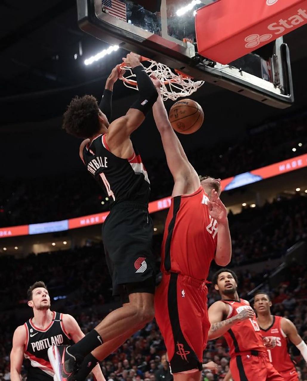 黑白直播-开拓者主场大胜骑士,利拉德砍下27分