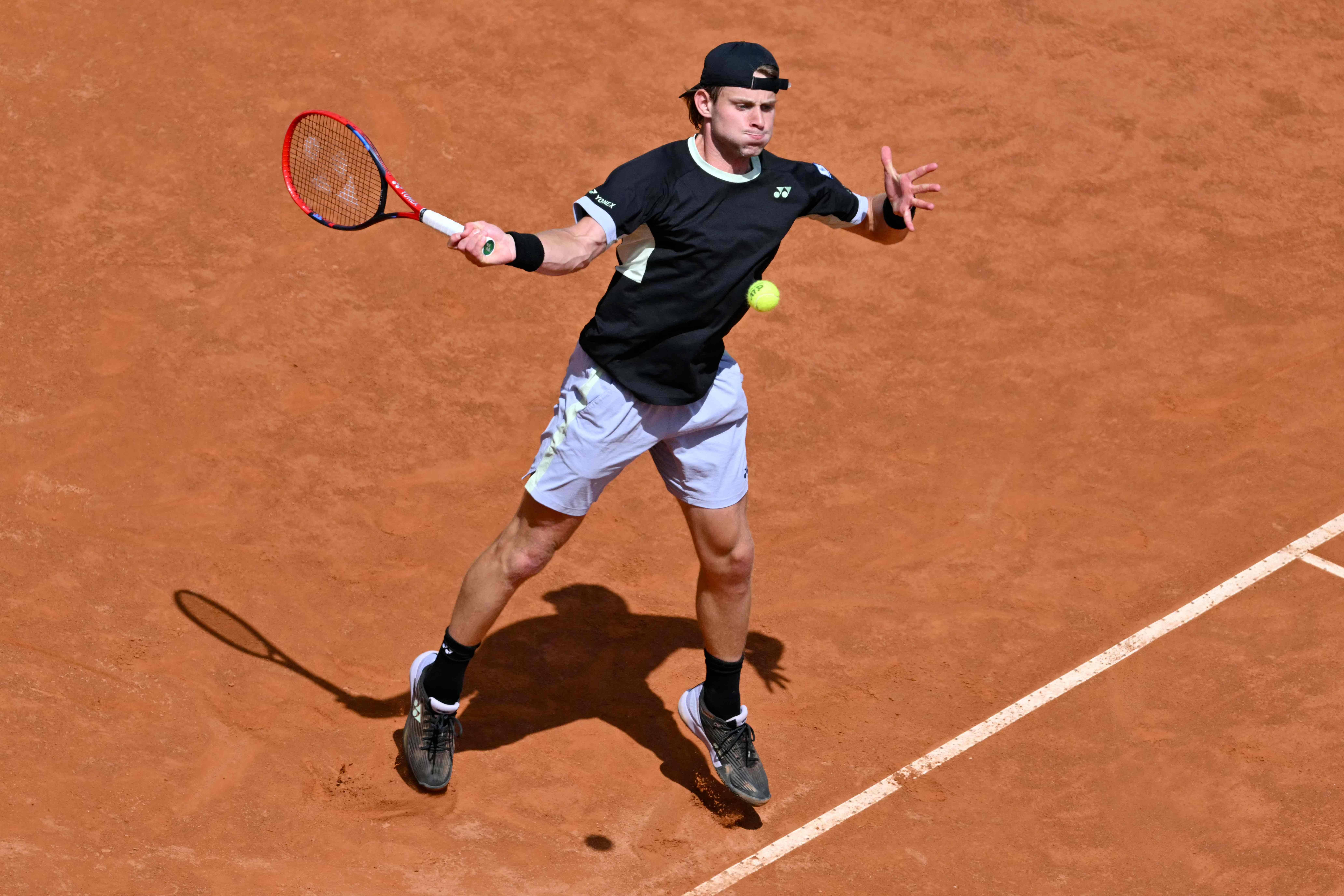 黑白直播体育-美国网球队鏖战西班牙网球队,纳达尔统治全场的简单介绍