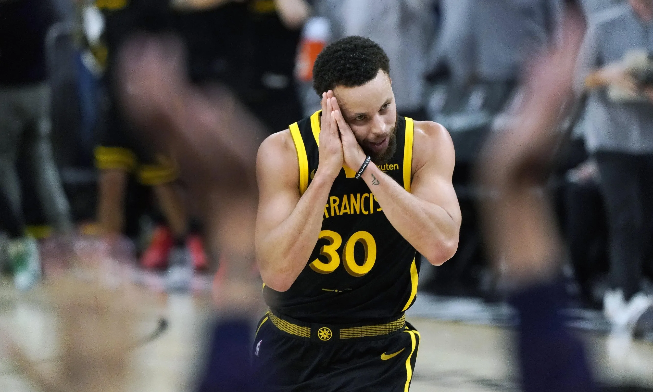 马刺顽强逆转勇士,晋级西部半决赛 马刺顽强逆转勇士,晋级西部半决赛