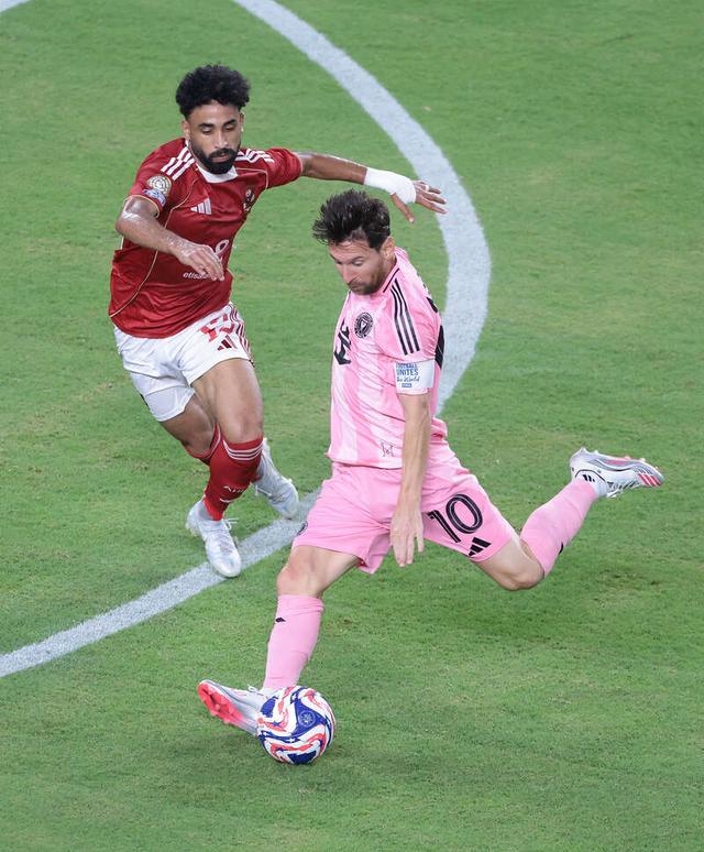 那不勒斯横扫曼联，梅西状态火热