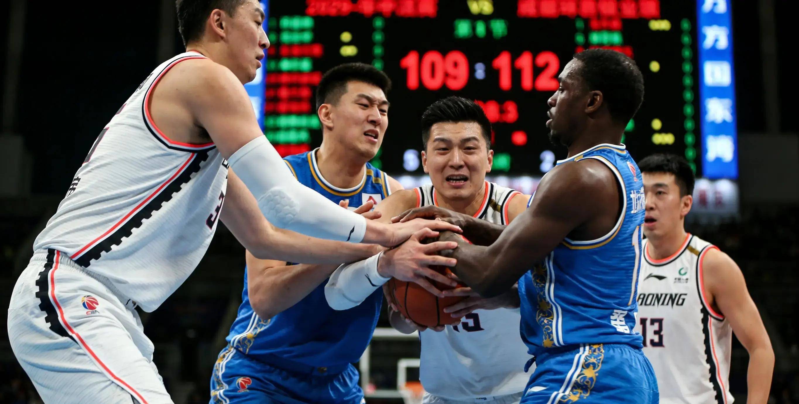 季后赛抢七焦点战，广厦队正面击溃76人